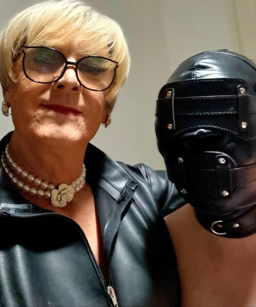 Surrey dominatrix claudia sky selfie with a sub