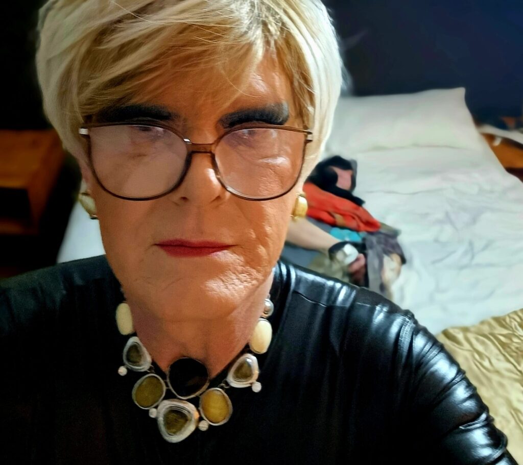 Scarf fetish & bondage sessions with Mistress Claudia Sky