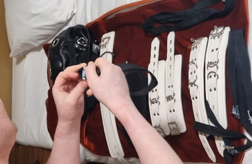 Bondage sessions for beginners & enthusiasts across Surrey & London